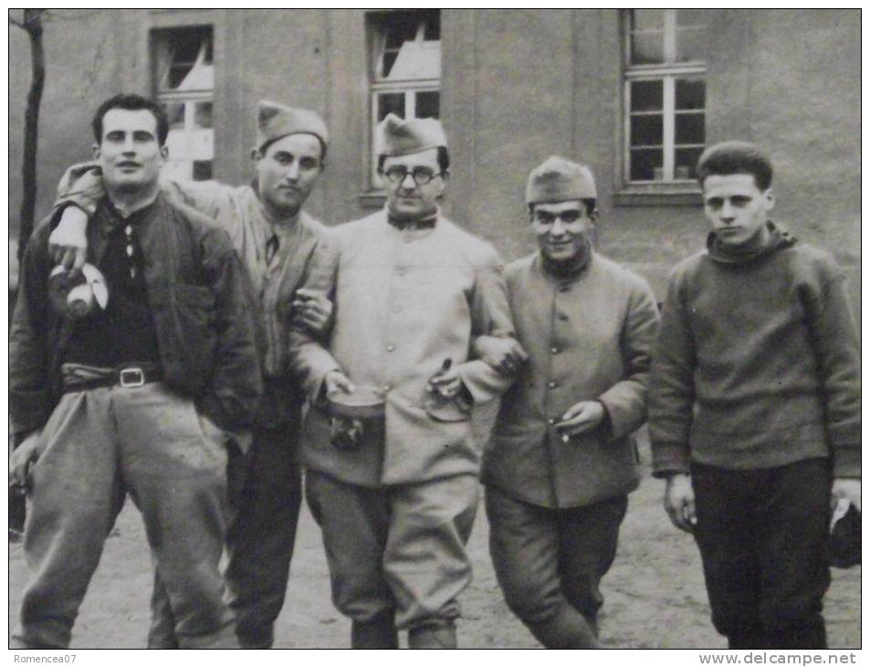 Soldats D´un REGIMENT D'INFANTERIE à Identifer - Cour De La Caserne - Carte-photo - Vers 1925 - Non Voyagée - Uniforms