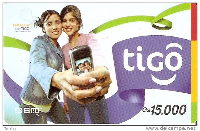 TARJETA DE PARAGUAY DE TIGO DE GS15000 DE DOS CHICAS CON MOVIL (NUEVA-MINT) - Paraguay