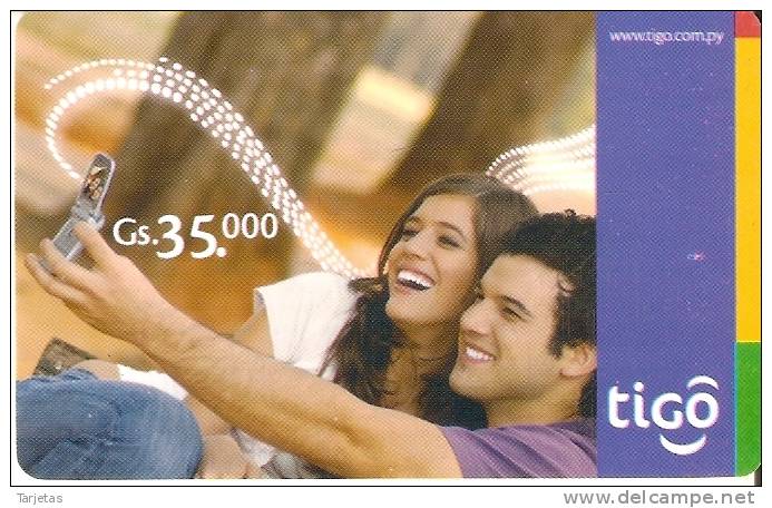 TARJETA DE PARAGUAY DE TIGO DE GS35000 DE UNA PAREJA CON MOVIL - Paraguay