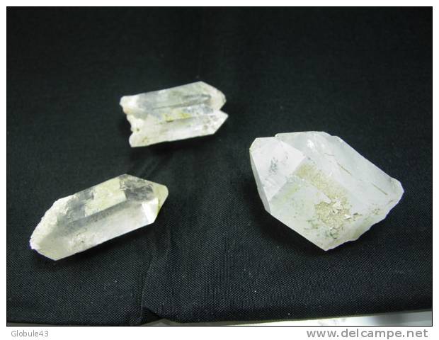 3 QUARTZ LIMPIDE AVEC ENDUIT VERT DE  2,5 A 3,5 CM SAINT VERAN ALPES - Minerals