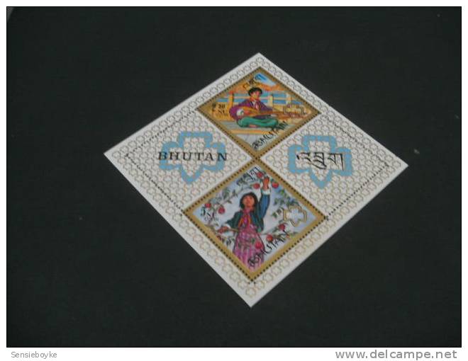 M9250-  Bloc  MNH Bhutan - 1967- Girls Scout SC. 90F - Otros & Sin Clasificación