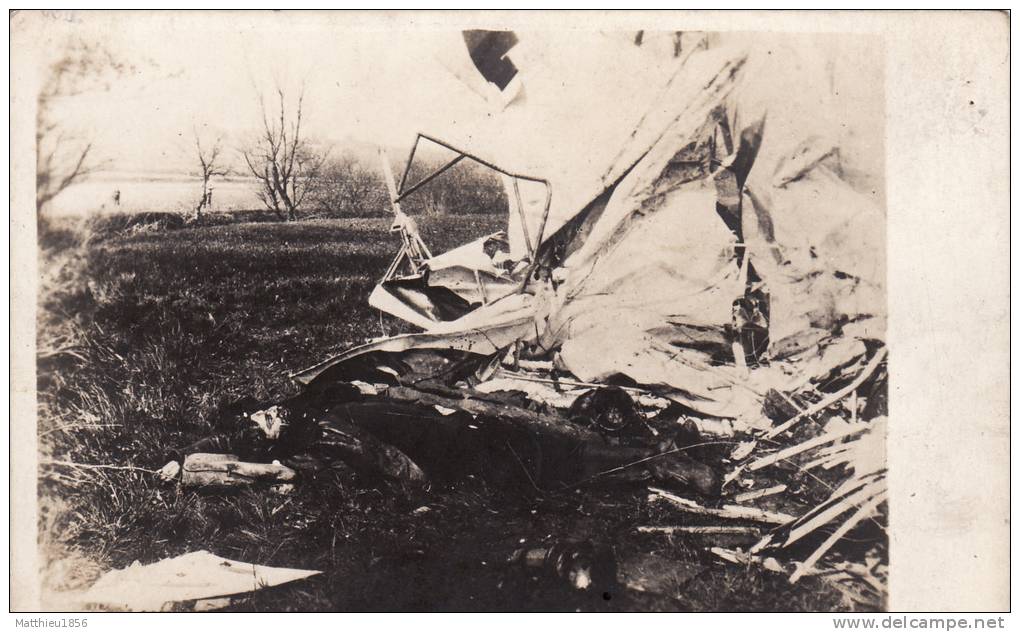 CP Photo Un Avion Abattu Avec Le Cadavre Du Pilote Dans Le Secteur D´Ypres (Leper) (aviation) (A10, Ww1, Wk1) - Ieper