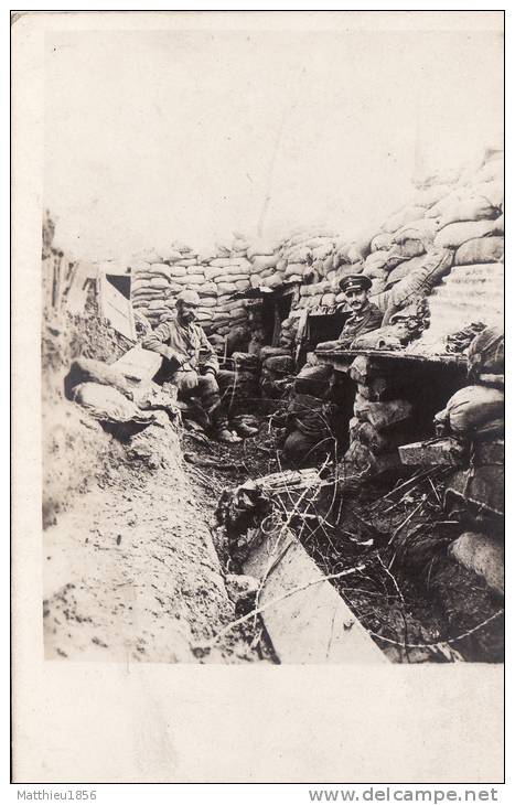 CP Photo Soldats Allemands Dans Leur Tranchèe Dans Le Secteur D´Ypres (Leper) (A10, Ww1, Wk1) - Ieper