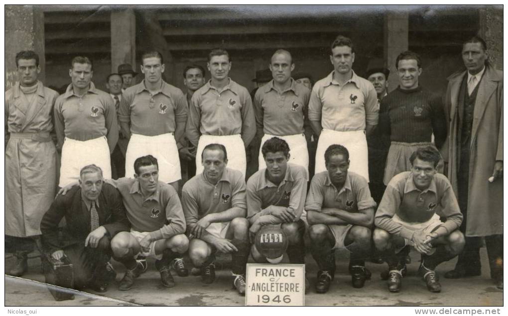 Football   FRANCE ANGLETERRE  1946   Photo Bienvenu  Reportage De Pressse Format  16.5x10 Cm - Sports