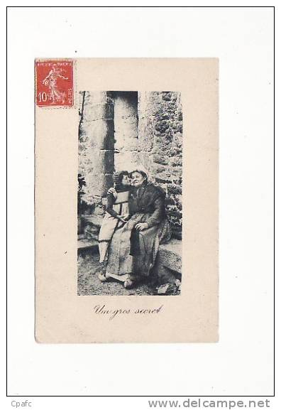 Carte 1910 Femme Et Fillette Dans Une Cour De Ferme : Femme Avec Tricot , Tricoter : "un Gros Secret" - Other & Unclassified