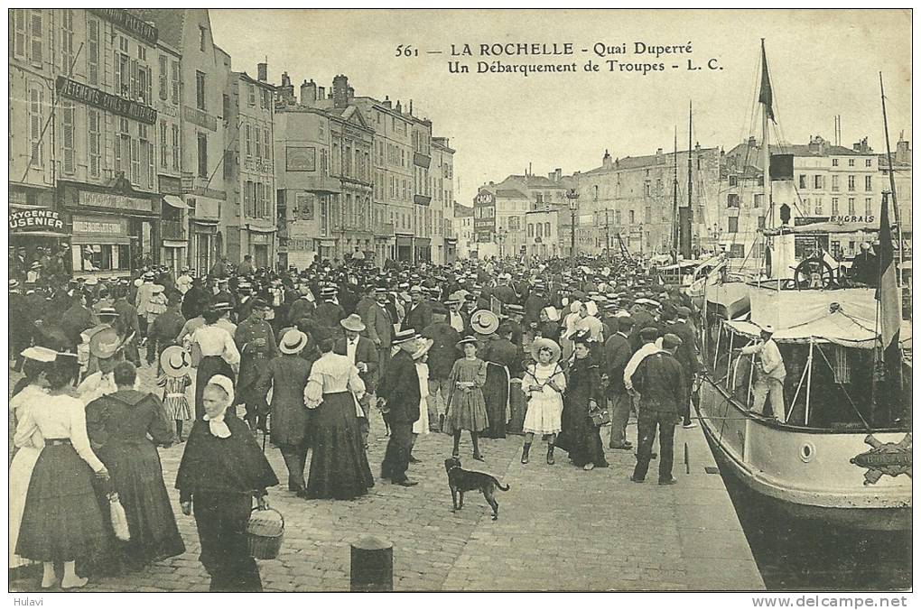 17  LA ROCHELLE - QUAI DUPERRE - UN DEBARQUEMENT DE TROUPES (ref 790) - La Rochelle