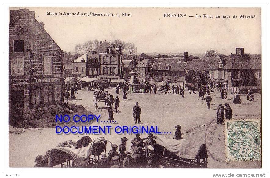 BRIOUZE ( Orne )  La Place Un Jour De Marché  ( Carte En Bon état...) - Briouze