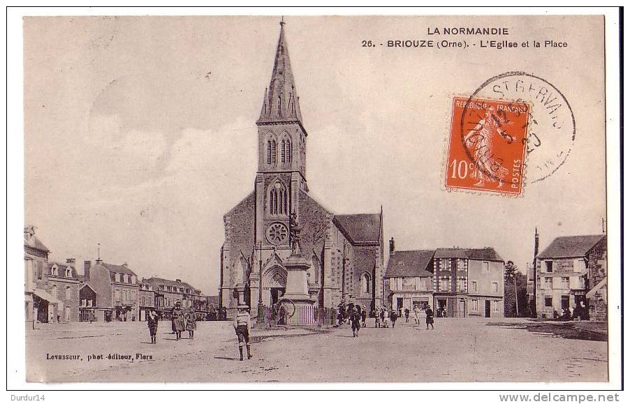 BRIOUZE ( Orne )  L´Église Et La Place  ( Carte En Bon état...) - Briouze