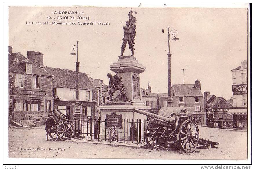 BRIOUZE ( Orne )  La Place Et Le Monument Du Souvenir Français  (bp Canons....) - Briouze