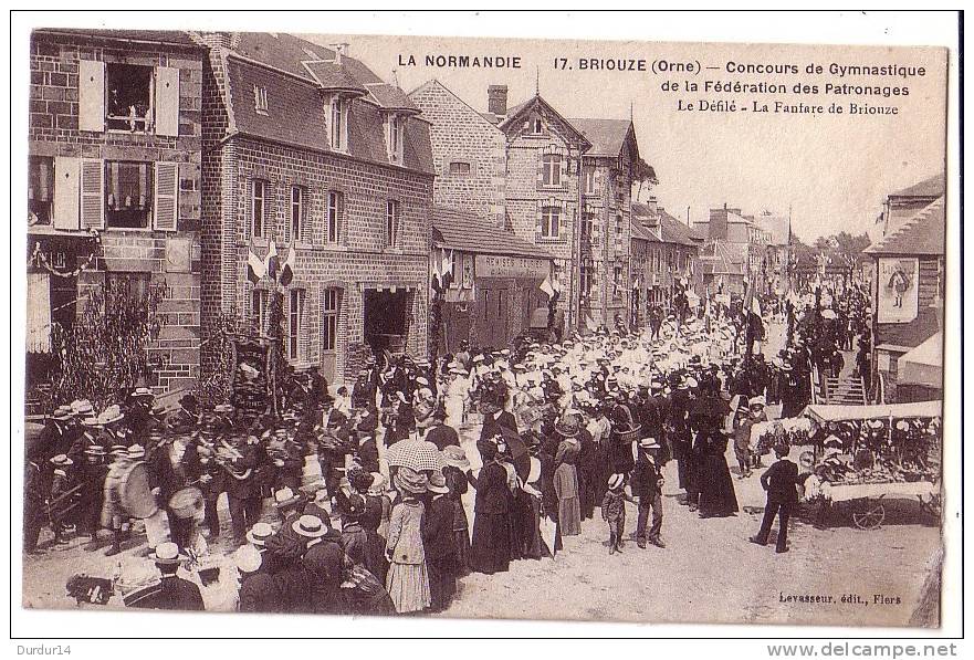 BRIOUZE ( Orne )  Concours De Gymnastique.... Le Défilé - La Fanfare De Briouze  ( Animée...) - Briouze