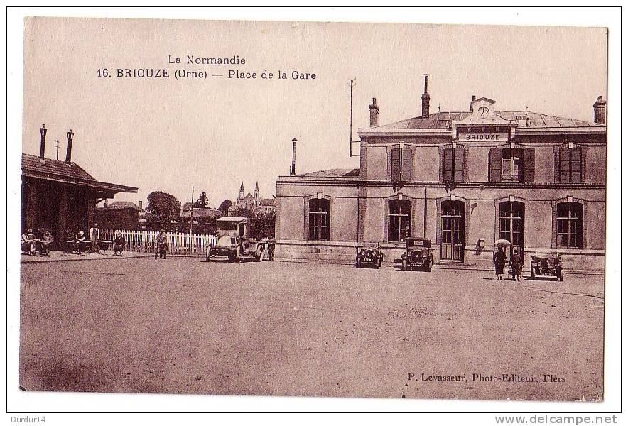 BRIOUZE ( Orne )  Place De La Gare  ( Carte En Bon état...) - Briouze