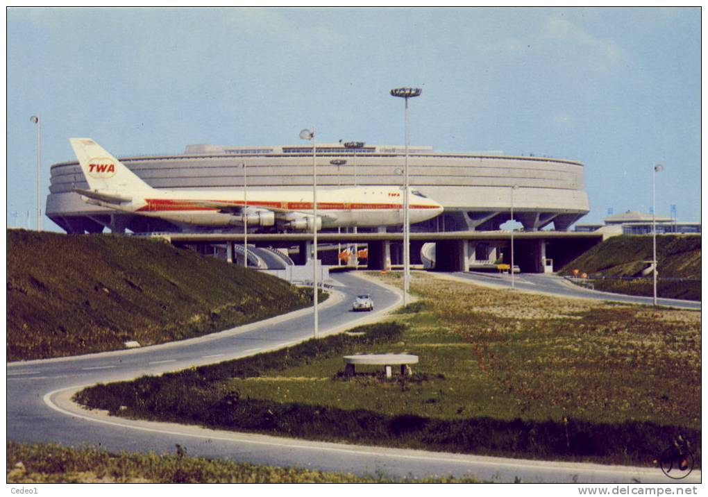 AEROPORT CHARLES DE GAULLE   ROISSY EN FRANCE BOEING 747 DE LA TWA - Aerodromi