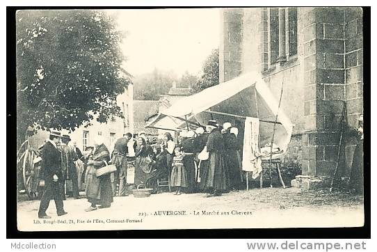 63 MANZAT   /    Le Marché Aux Cheveux   Place De L'église     / - Manzat