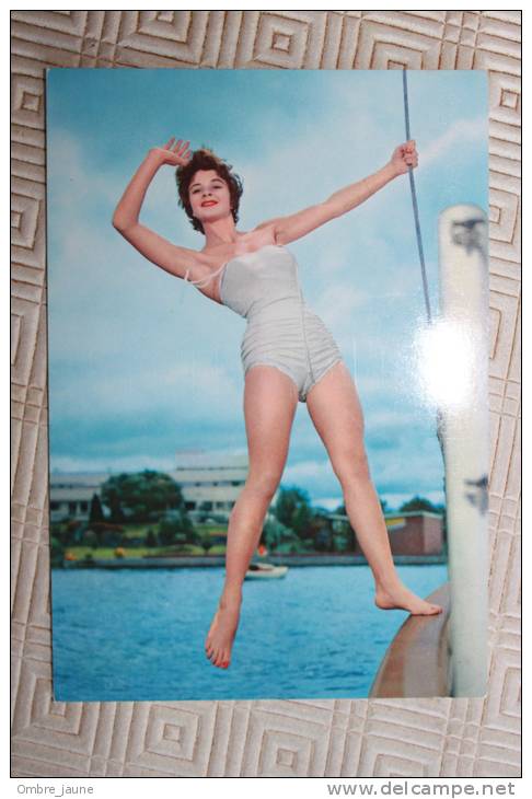 Pin Up - Années 60 - Jolie Brune En équilibre Sur Un Bateau  -   Edition SAR - ITALIE - Pin-Ups