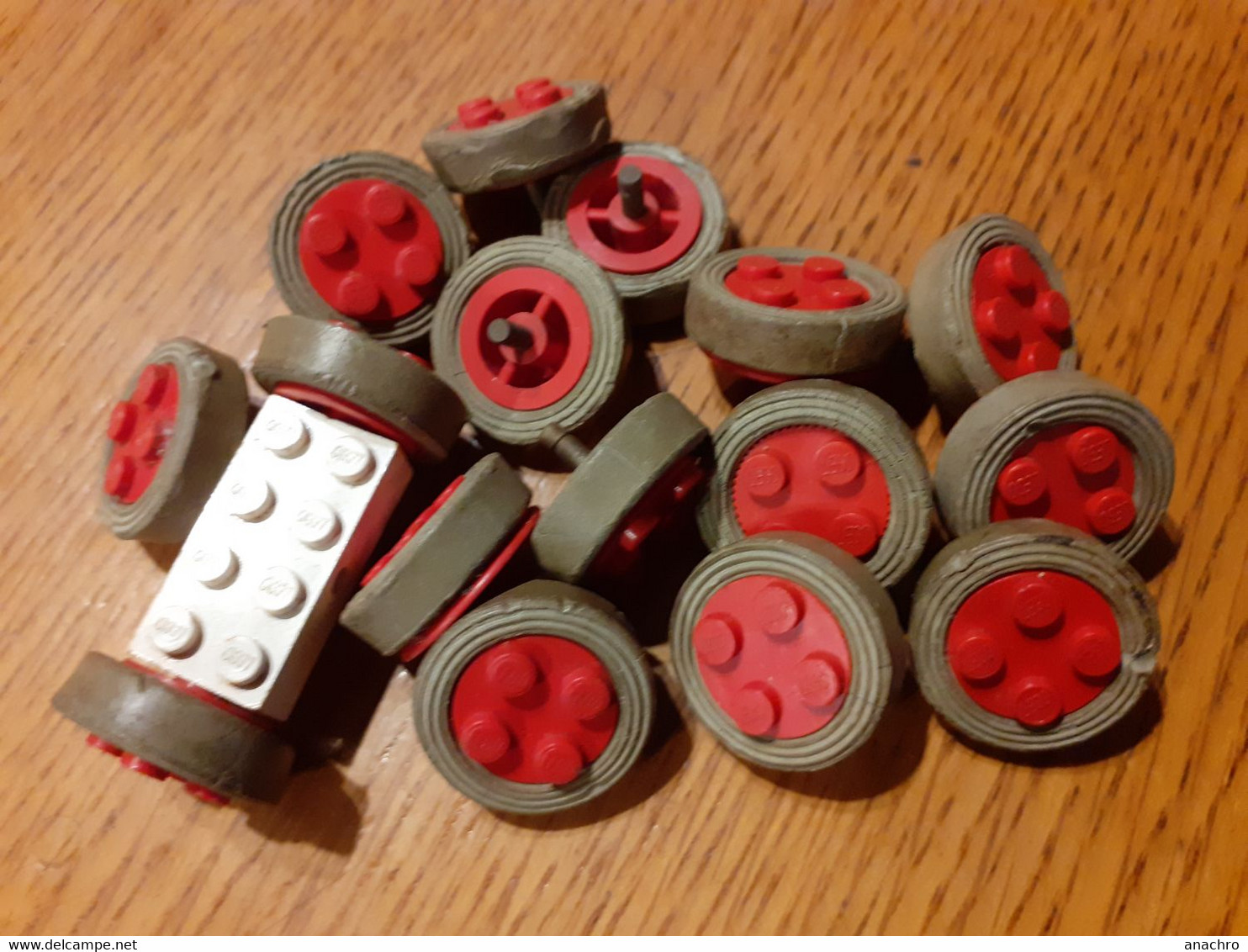 LEGO Lot ROUE 16 PNEUS CAOUTCHOUC GRIS AXE LAITON  / MOYEU 2 X 2 Rouge - Lots