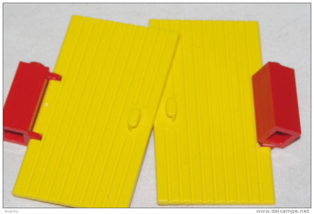 LEGO Ancien DOUBLE PORTE De GARAGE JAUNE  2.8 X 5.3 Cms Sur Piliers 1 X 1 X 2 ROUGE - Lego System