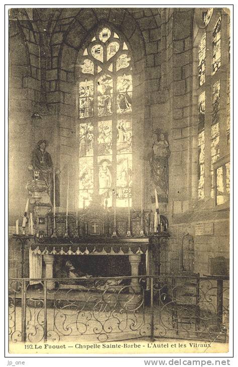 CPA  56 - LE FAOUËT       Chapelle Sainte-Barbe - L´Autel Et Les Vitraux     (TBE) - Faouët