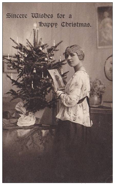WOMAN STANDING BY CHRISTMAS TREE SINCERE WISHES FOR A HAPPY CHRISTMAS (GRE1333) - Other & Unclassified