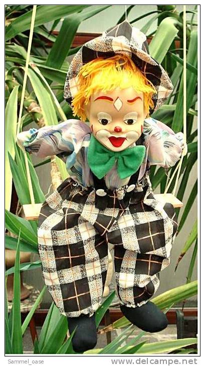 Kinder-Clown Auf Schaukel , Fröhlich Bunt Bemalt Und Gekleidet , Ca. 40 Cm - Sonstige & Ohne Zuordnung