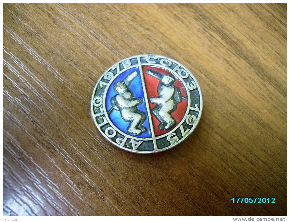 USSR RUSSIA  USA  SPACE  1975 SOYUZ  APOLLO JOINT FLIGHT  PIN BADGE , RARE!  Heavy Metal And Glass Enamels - Luchtballons