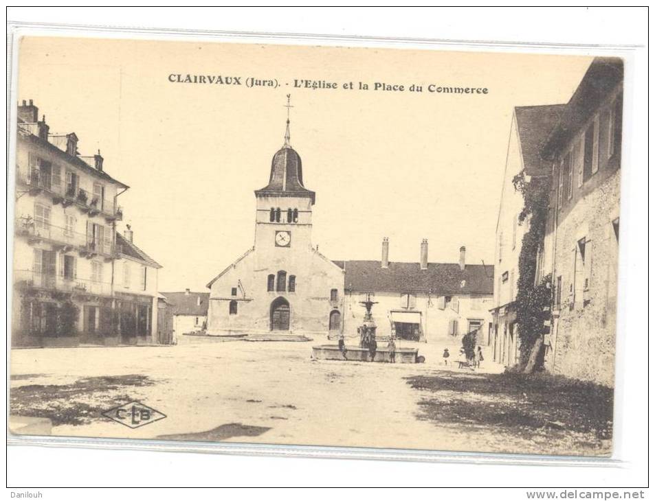 39 // CLAIRVAUX  L Eglise Et La Place Du Commerce . Edit . C L B . - Clairvaux Les Lacs