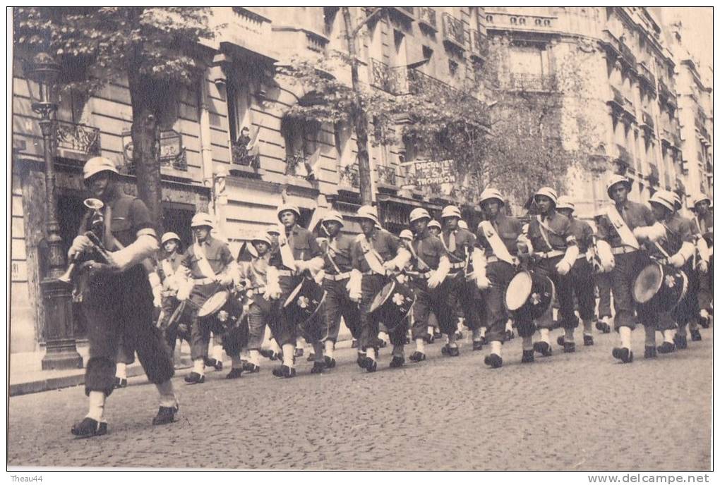 ¤¤  -  ATTENTION PHOTO (dim  9 X 14)  -  PARIS Le 2 Avril 1945 - Avenue Mozart - La Clique Des Tirailleurs Marocains - Autres & Non Classés