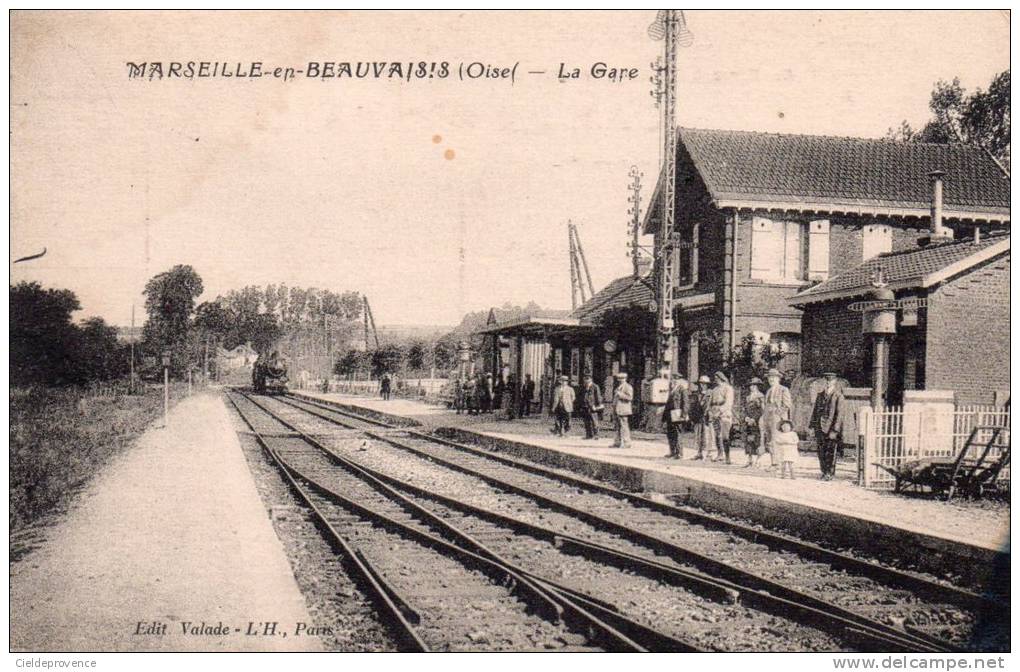 MARSEILLE-EN-BEAUVAISIS. La Gare. (train Entrant En Gare, Chef De Gare, Animation). - Marseille-en-Beauvaisis