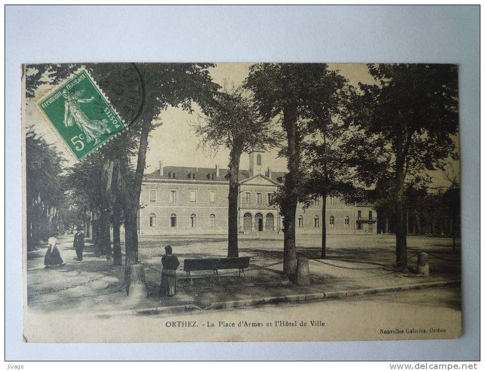 ORTHEZ  :  La Place D'ARMES  Et L'Hôtel De  VILLE - Orthez