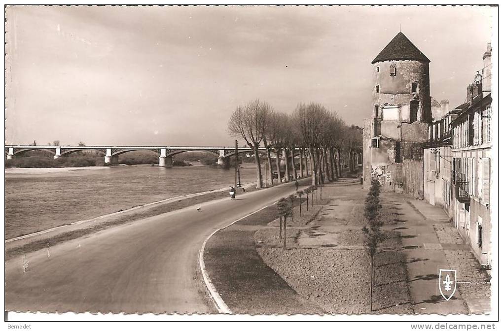 NEVERS .. LA TOUR GOGIN AU BORD DE LA LOIRE - Nevers