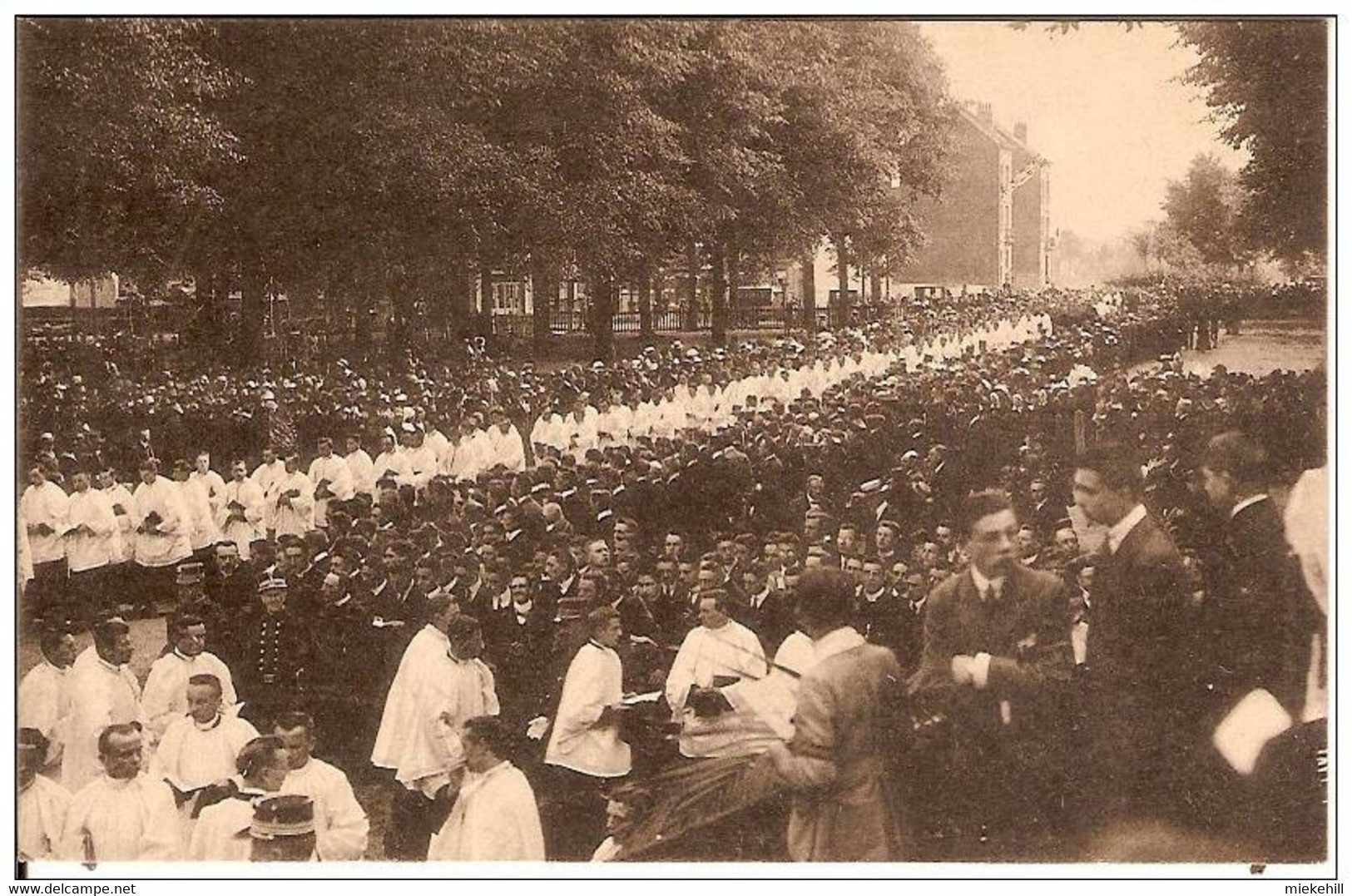 KOEKELBERG-GANSHOREN- BASILIQUE -CEREMONIE DE RECONNAISSANCE NATIONALE-arrivée Séminaristes - Koekelberg