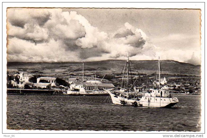 974 LA REUNION - LE PORT DE SAINT PIERRE Batiment Navire Bateau De Peche  Beau Cliché En L´état - Saint Pierre