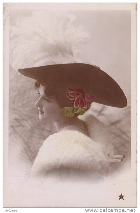 Cpa-fantaisie-femme-chapeau-plume-fourrure-vintage-postcard- Women - Femmes