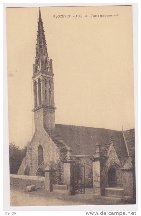 CPA FINISTERE 29  PLOZEVET L'Eglise - Porte Monumentale - Saint-Thégonnec