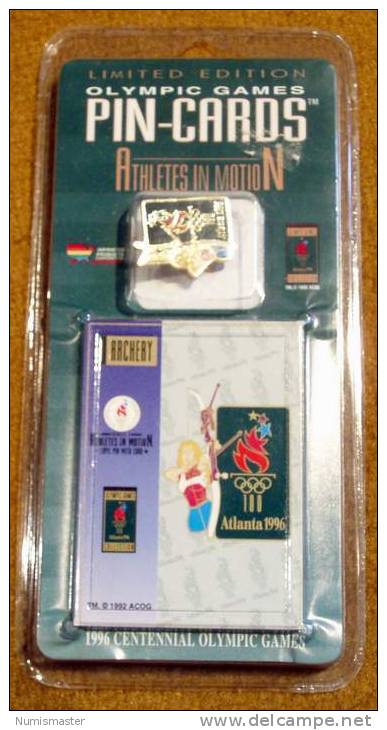 XXVI OLYMPIADE ATLANTA 1996 , ARCHERY , PIN + TRADING CARD IN THE ORIGINAL PACKAGING - Habillement, Souvenirs & Autres