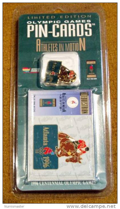 XXVI OLYMPIADE ATLANTA 1996 , EQUESTRIAN , PIN + TRADING CARD IN THE ORIGINAL PACKAGING - Bekleidung, Souvenirs Und Sonstige