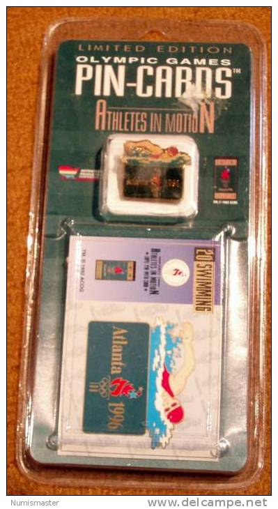 XXVI OLYMPIADE ATLANTA 1996 , SWIMMING, PIN + TRADING CARD IN THE ORIGINAL PACKAGING - Bekleidung, Souvenirs Und Sonstige