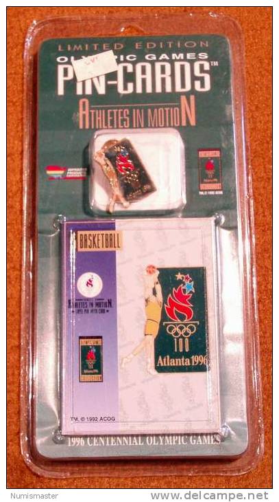 XXVI OLYMPIADE ATLANTA 1996 , BASKETBALL, PIN + TRADING CARD IN THE ORIGINAL PACKAGING - Bekleidung, Souvenirs Und Sonstige