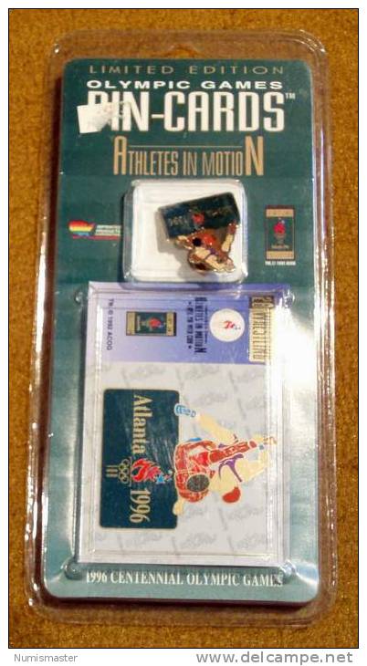 XXVI OLYMPIADE ATLANTA 1996 , WRESTLING, PIN + TRADING CARD IN THE ORIGINAL PACKAGING - Habillement, Souvenirs & Autres