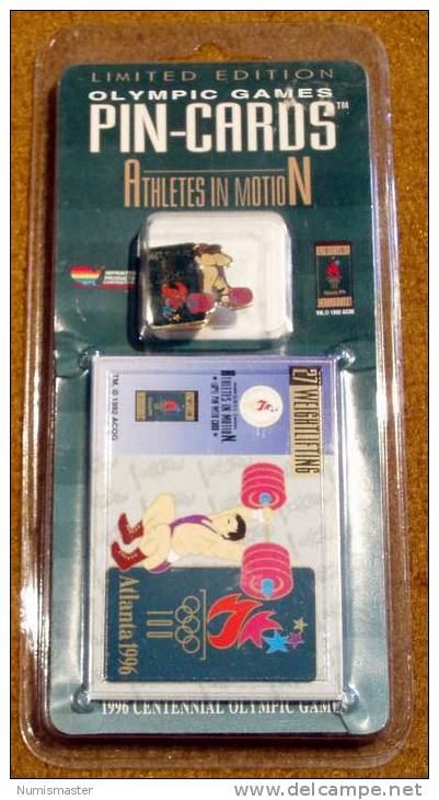 XXVI OLYMPIADE ATLANTA 1996 , WEIGHTLIFTING, PIN + TRADING CARD IN THE ORIGINAL PACKAGING - Kleding, Souvenirs & Andere