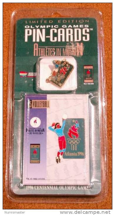 XXVI OLYMPIADE ATLANTA 1996 , VOLEYBALL, PIN + TRADING CARD IN THE ORIGINAL PACKAGING - Kleding, Souvenirs & Andere