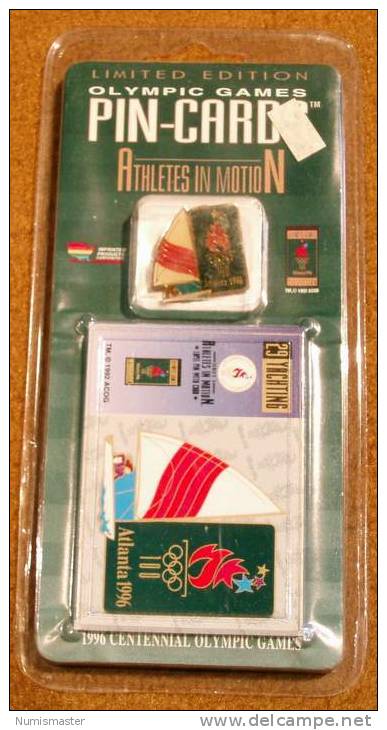 XXVI OLYMPIADE ATLANTA 1996 , YACHTING, PIN + TRADING CARD IN THE ORIGINAL PACKAGING - Kleding, Souvenirs & Andere