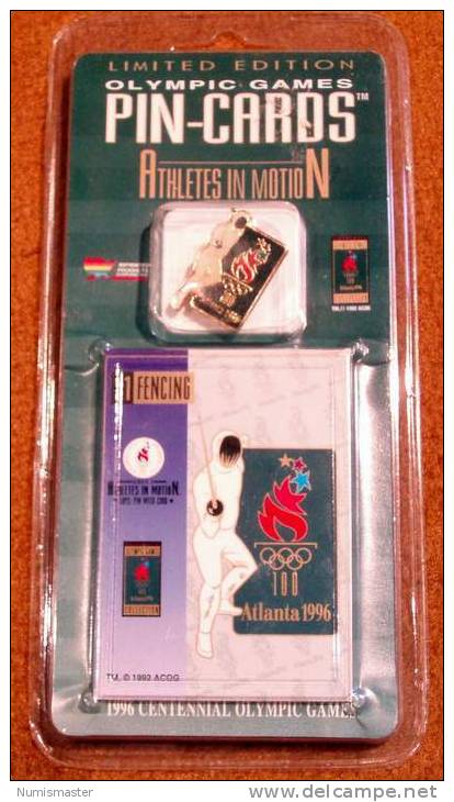 XXVI OLYMPIADE ATLANTA 1996 , FENCING, PIN + TRADING CARD IN THE ORIGINAL PACKAGING - Bekleidung, Souvenirs Und Sonstige