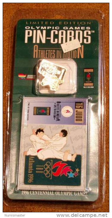 XXVI OLYMPIADE ATLANTA 1996 , JUDO, PIN + TRADING CARD IN THE ORIGINAL PACKAGING - Bekleidung, Souvenirs Und Sonstige