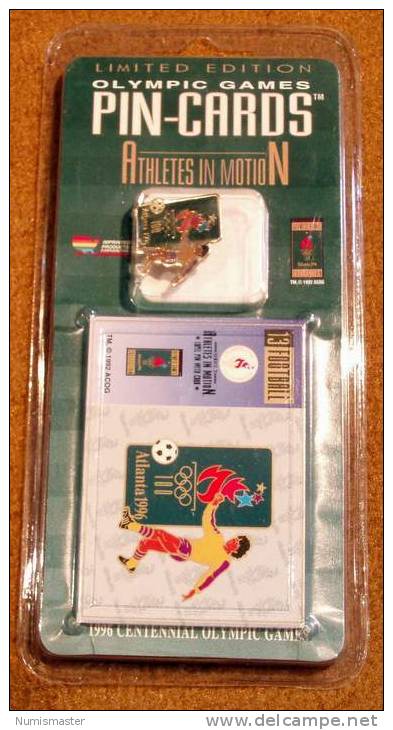XXVI OLYMPIADE ATLANTA 1996 , FOOTBALL, PIN + TRADING CARD IN THE ORIGINAL PACKAGING - Bekleidung, Souvenirs Und Sonstige
