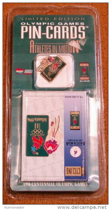 XXVI OLYMPIADE ATLANTA 1996 , CYCLING, PIN + TRADING CARD IN THE ORIGINAL PACKAGING - Bekleidung, Souvenirs Und Sonstige