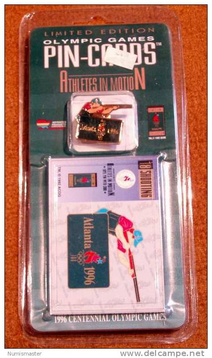 XXVI OLYMPIADE ATLANTA 1996 , SHOOTING , PIN + TRADING CARD IN THE ORIGINAL PACKAGING - Bekleidung, Souvenirs Und Sonstige
