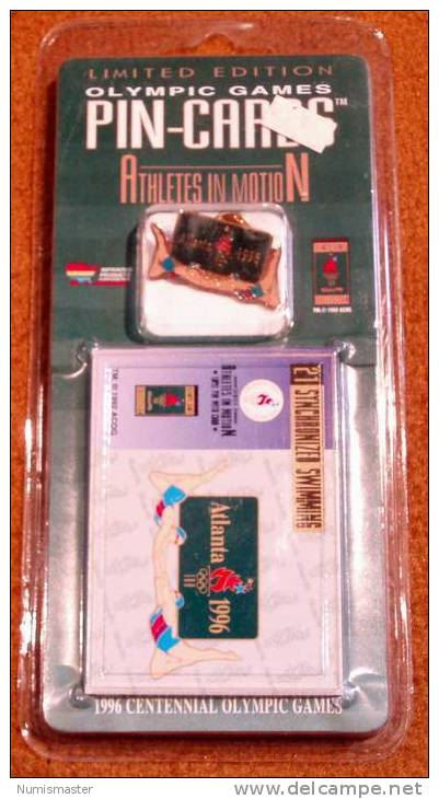 XXVI OLYMPIADE ATLANTA 1996 , SYNCHRONIZED SWIMMING , PIN + TRADING CARD IN THE ORIGINAL PACKAGING - Bekleidung, Souvenirs Und Sonstige