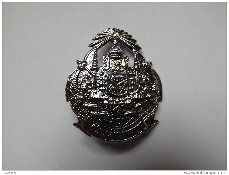 INSIGNE - POLICE - THAILANDE - BROCHE - 4,5 CM - METAL ARGENTE - Polizia