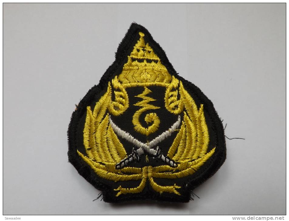 INSIGNE DE CASQUETTE - ECUSSON TISSU - POLICE - THAILANDE - SERGENT - OR SUR FOND NOIR - SABRES CROISES - Polizia