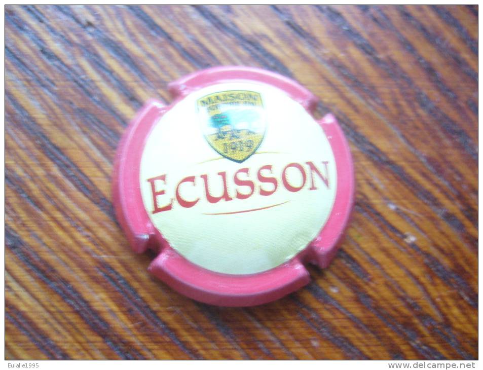 Capsule Caps Mousseux Cidre Ecusson 1/4 Quart Rouge Creme - Autres & Non Classés